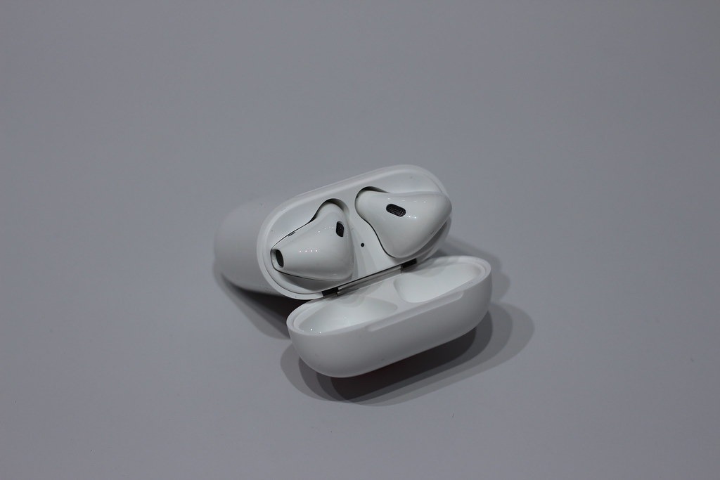 How to Connect Two Pairs of Airpods to one Phone 3 Make sure both AirPods are properly connected